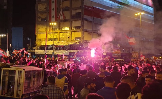 محتجون لبنانيون يحرقون مصارف في طرابلس والجيش يتدخل محتجون لبنانيون يحرقون مصارف في طرابلس والجيش يتدخل