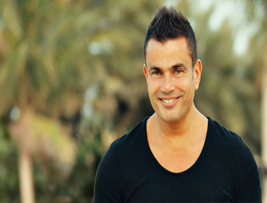 عمرو دياب يحتفل بتوقيع عقد مسلسله بطريقة غريبة!