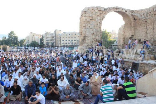 بالصور : المئات يؤدون صلاة العيد بجرش