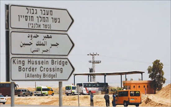 إسرائيل تمنع 460 فلسطينيا من دخول الأردن إسرائيل تمنع 460 فلسطينيا من دخول الأردن