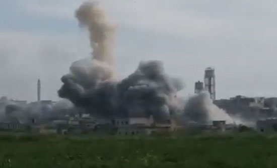 بالفيديو : إدلب وحماة تحت القصف.. وحشود عسكرية تنذر بمعركة كبيرة