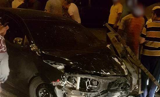 بالصور :سائق غير مرخص يصطدم بأربع مركبات في جبل النزهة