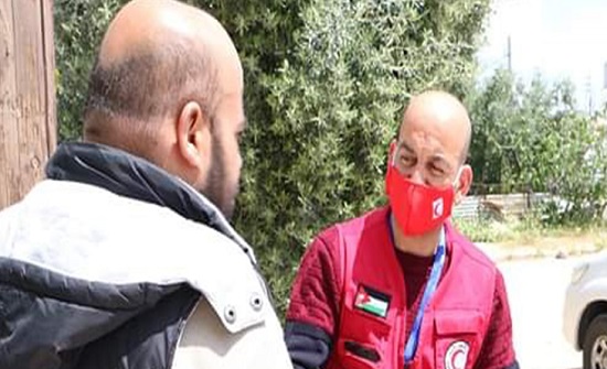 الهلال الأحمر يوزّع 7402 قسيمة تسوّق لعمال المياومة بالزرقاء