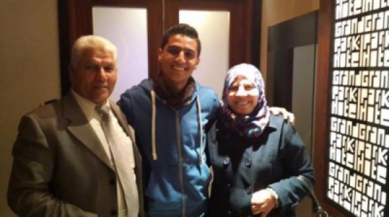 محمد عساف يعود الى رام الله ويلتقي والديه..بالصور