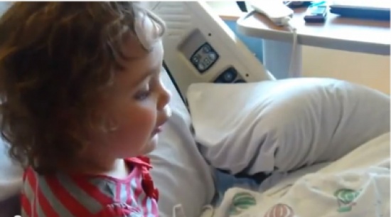 طفلة ترى أخيها الرضيع لأول مرة