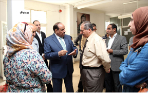 وزير الداخلية يتفقد سير العمل بمكتب احوال عمان الغربية