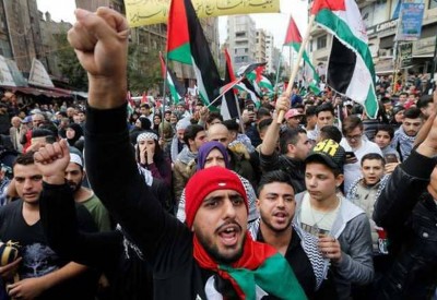 مسيرة في غزة للتنديد بقرار الرئيس الامريكي بشأن القدس مسيرة في غزة للتنديد بقرار الرئيس الامريكي بشأن القدس