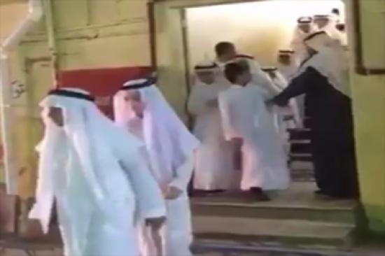 بالفيديو: أثناء حفل تخرج مجموعة من الطلاب.. شاهد ماذا فعل هذا المعلم!