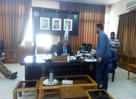 أعضاء الجمعية العلمية الطلابية في كلية الحصن الجامعية يؤدون القسم أمام عميد الكلية