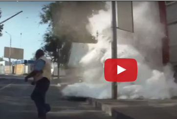 شاهد..  لحظة اصطدام شاحنة محملة بالدقيق بمبنى