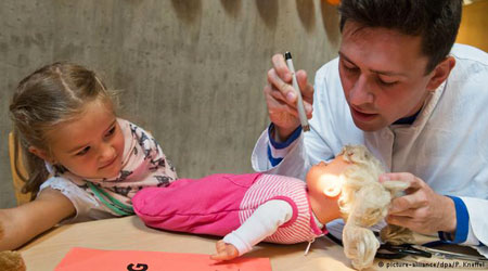 كيف تجعل طفلك لا يخاف من زيارة الطبيب!