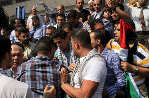 استقبال فلسطيني شعبي لمحمد عساف في مطار القاهرة (صور وفيديو) استقبال فلسطيني شعبي لمحمد عساف في مطار القاهرة (صور وفيديو)