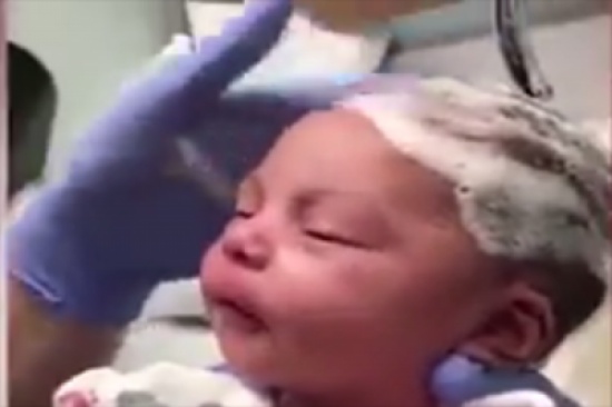 فيديو: هل ستكون يوماً ما فاشينيستا؟ .. ‏مولودة حديثاً تستمتع بغسل شعرها