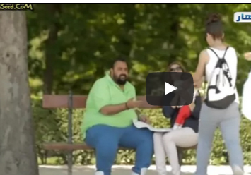 شاهد.. . رد فعل المارة على إلقاء حفاضة أطفال في شوارع إسبانيا