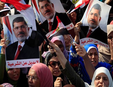 أول وقفة احتجاجية لنساء مؤيدات لمرسي بعد دخول قانون التظاهر حيز التنفيذ أول وقفة احتجاجية لنساء مؤيدات لمرسي بعد دخول قانون التظاهر حيز التنفيذ