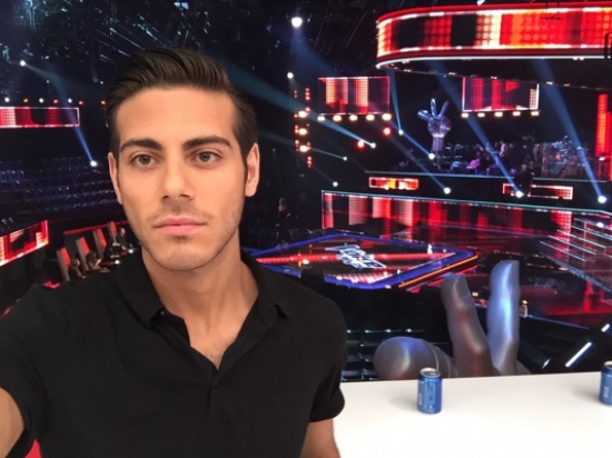 بالصور.. رجل أعمال سعودي يرسل سيارتين فارهتين هدية لمتسابق «the voice» بالصور.. رجل أعمال سعودي يرسل سيارتين فارهتين هدية لمتسابق «the voice»