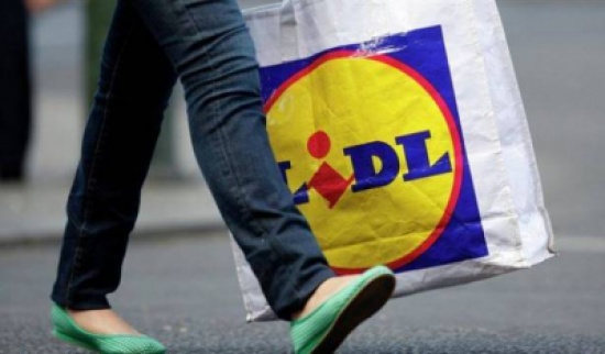 بالصورة: أغرب موضة في بريطانيا.. التسوق بملابس النوم