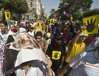 أنصار مرسي يرفعون “كسرات الخبز″ احتجاجا على تردي المعيشة