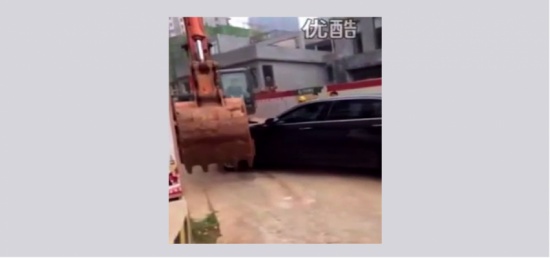 شاهد.. يزيل سيارات تعوق طريقه بجرافته