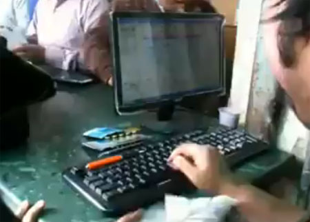 أسرع شخص يكتب بالكمبيوتر بيد واحدة