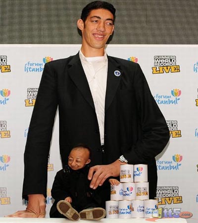 اطول رجل في العالم يلتقي اقصر رجل في العالم