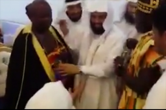 شاهد.. إمام الحرم الشيخ الغامدي يهدي بشته لحاج إفريقي