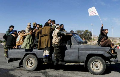 موالون للحوثيين يسيطرون على مقار سيادية في عدن ويستهدفون مطار المدينة