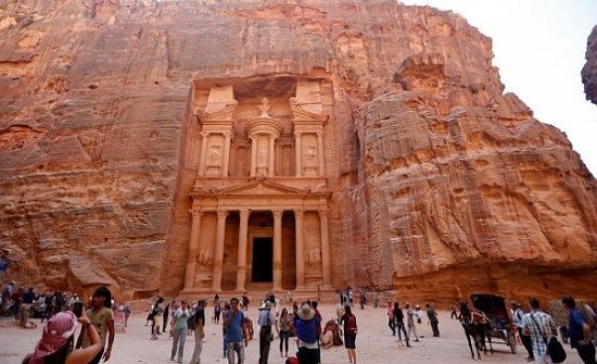 اهالي في البترا يمنعون محتجين من الدخول والأمن يتدخل اهالي في البترا يمنعون محتجين من الدخول والأمن يتدخل