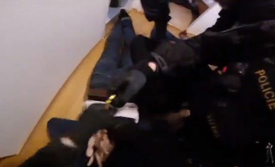 فيديو : قضية الجزائريين الستة المتهمين باغتصاب فتاة إيرلندية تحل بتدخل دبلوماسي فيديو : قضية الجزائريين الستة المتهمين باغتصاب فتاة إيرلندية تحل بتدخل دبلوماسي