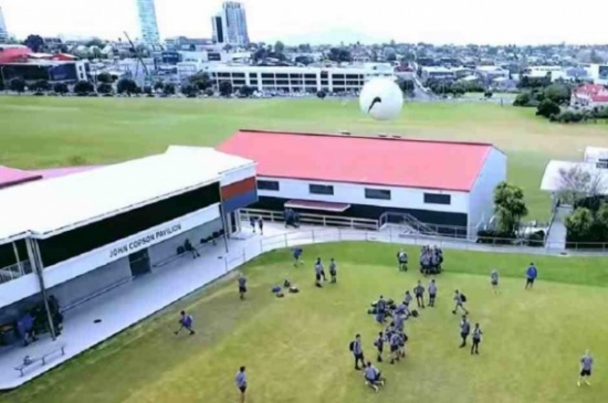 فيديو: مراهق يسقط طائرة بدون طيار بركلة كرة