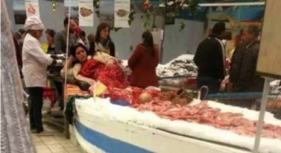 في تونس .. لن تصدق لماذا تنام هذه المرأة بجوار الأسماك بهذا الشكل!