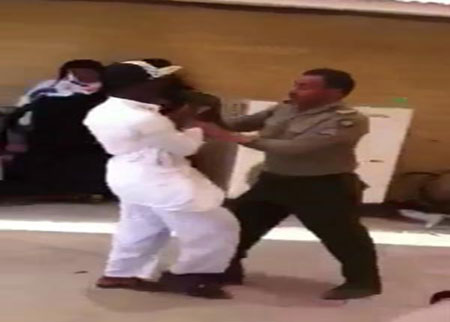 موظف جوازات يضرب المراجعين بالحزام