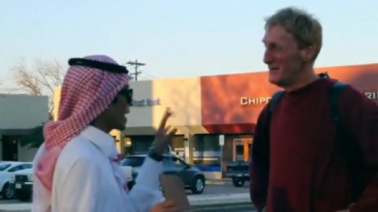 مبتعث سعودي يعطف على مشرد لتحسين نظرة الأمريكيين للإسلام