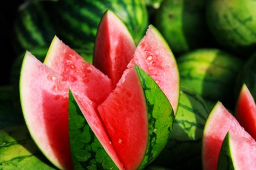 الزراعيين :  ثمار البطيخ في الاسواق  " ناضجة "