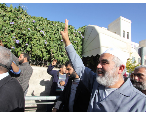 هآرتس : إخراج الحركة الأسلامية عن القانون يعني إخراج جميع عرب إسرائيل هآرتس : إخراج الحركة الأسلامية عن القانون يعني إخراج جميع عرب إسرائيل