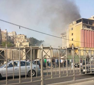 عمان  : 8 اصابات في حريق ضحم بمطحنة معكرونة