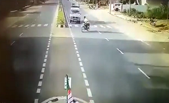 بالفيديو: سائق سيارة يصدم سائق دراجة ويطيح به لأمتار