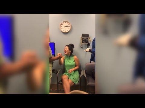 شاهد.. رد فعل طريف لسيدة تكره الحقن