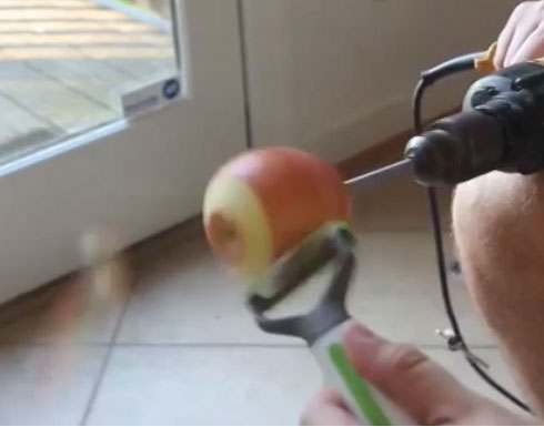 أسرع طريقة لتقشير تفاحة