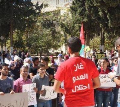 الزرقاء الأهلية تلغي عقوبة تيشيرت " غاز العدو احتلال " الزرقاء الأهلية تلغي عقوبة تيشيرت " غاز العدو احتلال "