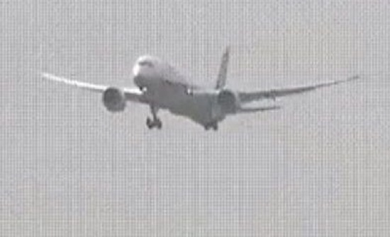بالفيديو والصور : مشهد مروع لطائرة تتأرجح أثناء هبوطها في مطار طوكيو