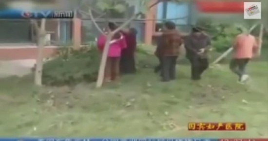 طفلة تلقي رضيع من الطابق 25