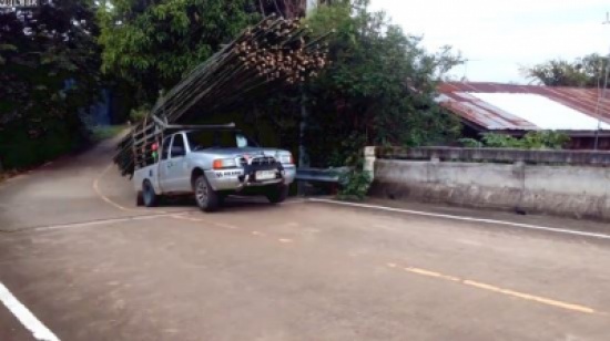 محاولة لصعود منحدر تنتهي بكارثة (فيديو)