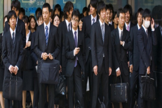 هكذا تتصدى شركة يابانية للموت الناجم عن ضغط العمل.. بعض موظفيها سجَّلوا أكثر من 100 ساعة إضافية هكذا تتصدى شركة يابانية للموت الناجم عن ضغط العمل.. بعض موظفيها سجَّلوا أكثر من 100 ساعة إضافية