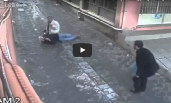 شاهد: رجل يضرب زوجته بكل وحشية