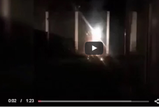 شاهد..  لحظة سقوط شظايا الألعاب النارية على امرأة