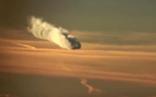 بالفيديو: طيار يصور مشهد يحبس الأنفاس لـ “الغيمة الطائرة”