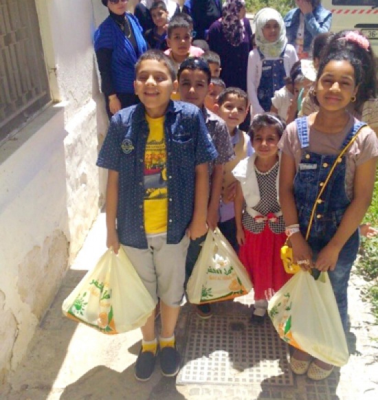 أطفال مؤسسة الحسين يقدمون التهاني بالعيد لمسني دار الضيافة
