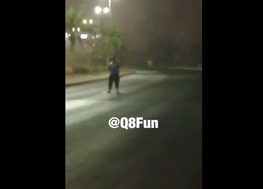 بالفيديو: كويتي يهدد بالانتحار بمسدس لعبة