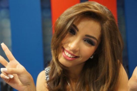 دنيا بطمة تهدي خطيبها سيارة على الهواء وتؤكد: أتشاجر مع إبنته حلا دنيا بطمة تهدي خطيبها سيارة على الهواء وتؤكد: أتشاجر مع إبنته حلا